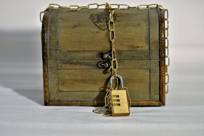 Bazen bir sırrı gizlemenin en kolay yoludur, onu ulu orta bırakmak.